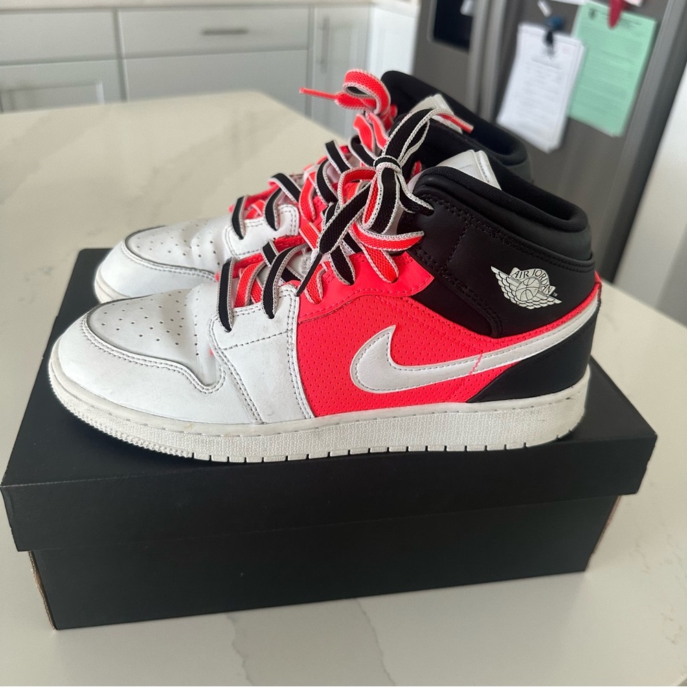 AIR JORDAN 1 MID SE (GS) size 7Y (38)